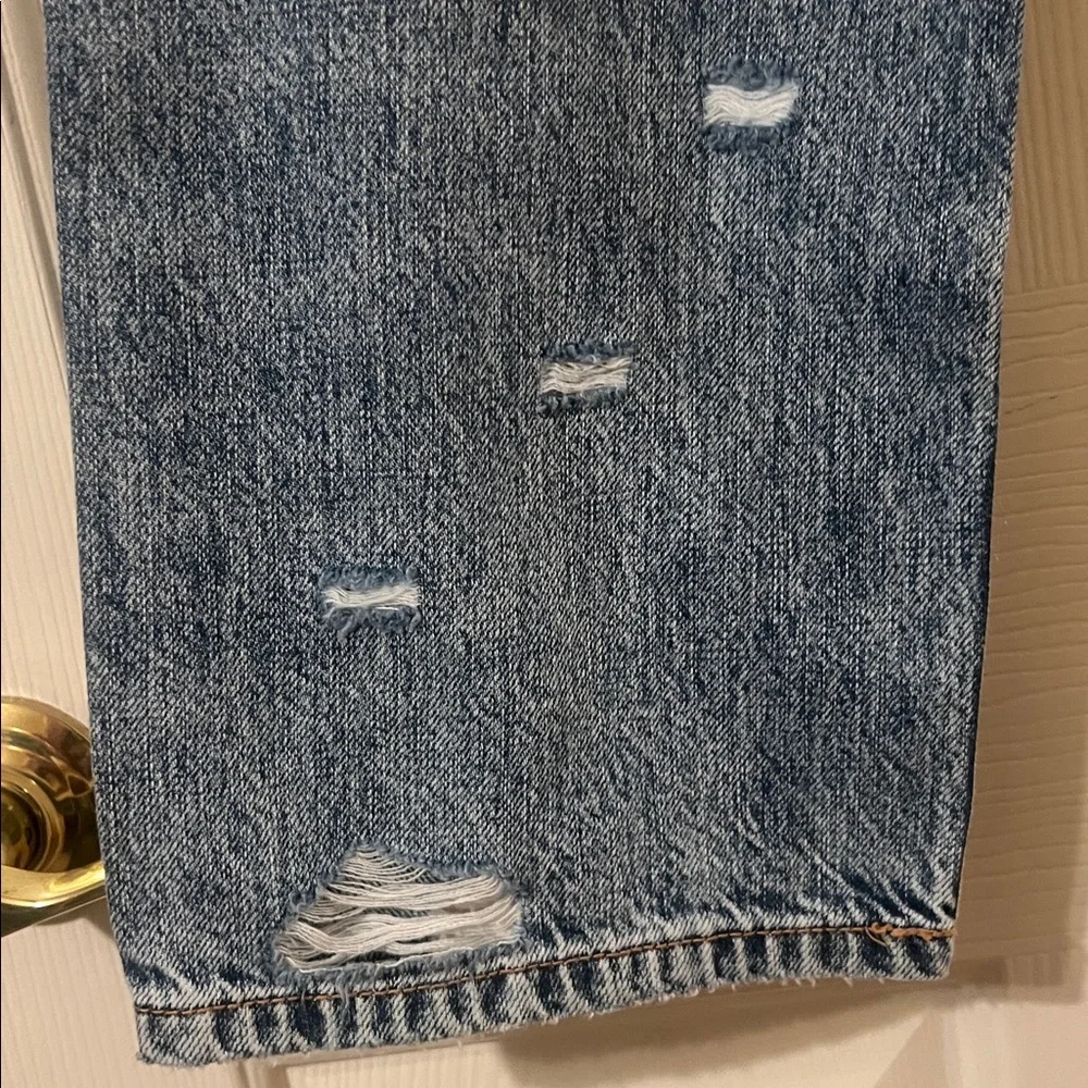 NWOT Junior’s Cropped Straight Leg Distressed Light Wash Jeans Size 5/26 - Picture 8 of 11